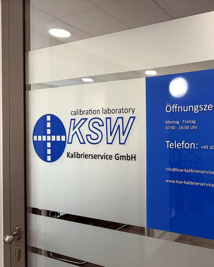 Eingang der KSW Kalibrierservice GmbH mit Logo an der Glastür – Kalibrierlabor in Berlin-Adlershof